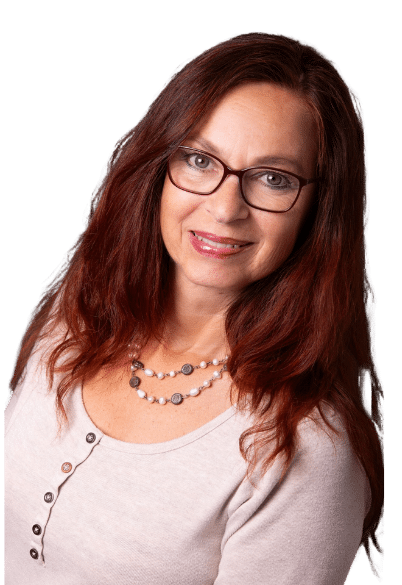 Babs, lächelnd, mit Perlenkette, freigestellt