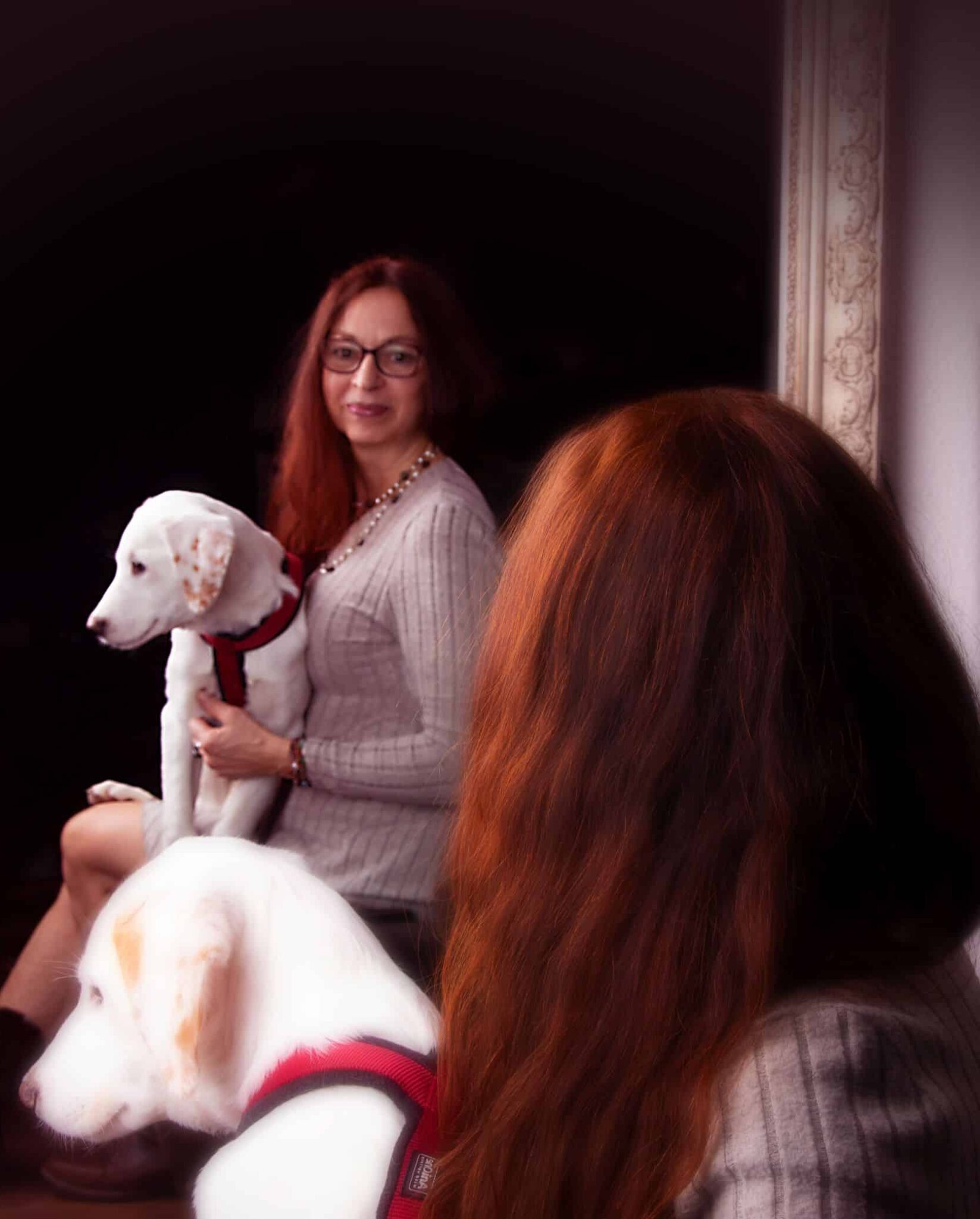 Babs mit Hund Anesmae, mit Spiegelbild vor antikem Spiegel
